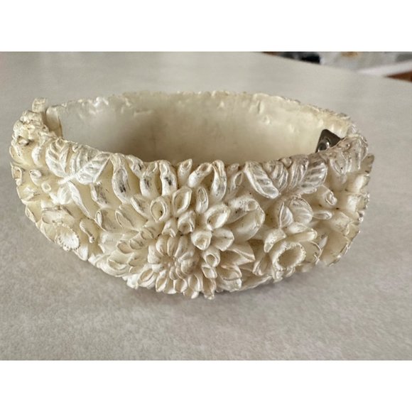 Vintage MCM white floral celluloid plastic hinged clamper cuff bangle bracelet - Picture 1 of 10